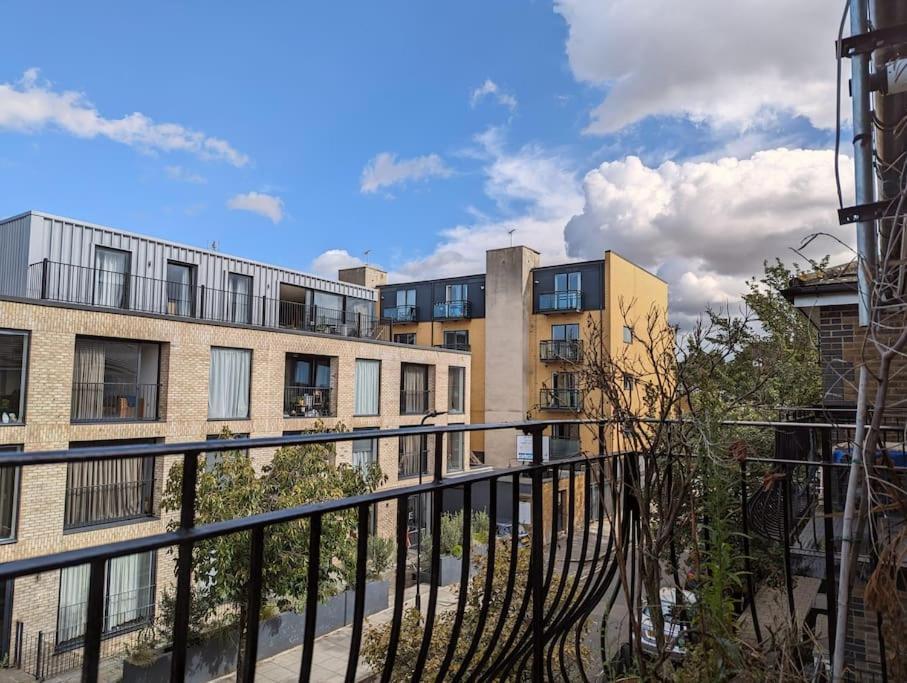 Large, Plant Filled Flat With Balcony Apartamento Londres